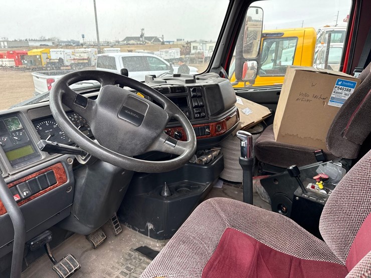 1999-volvo-vnl42t-dump-truck-image-10