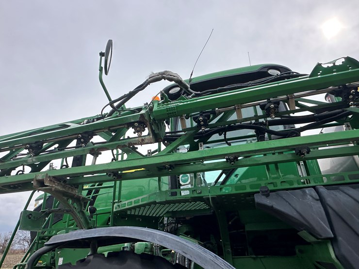 2021-john-deere-r4044-image-44