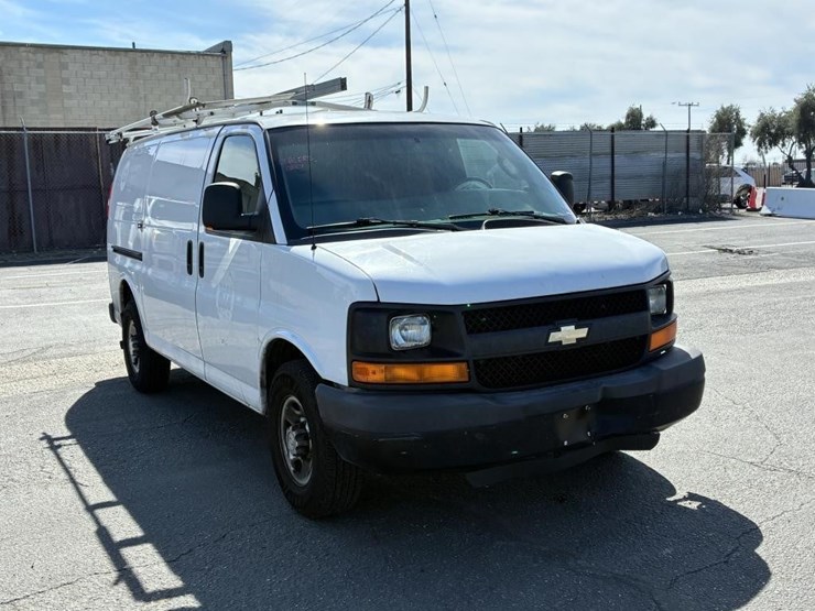 2016-chevrolet-express-2500-image-2