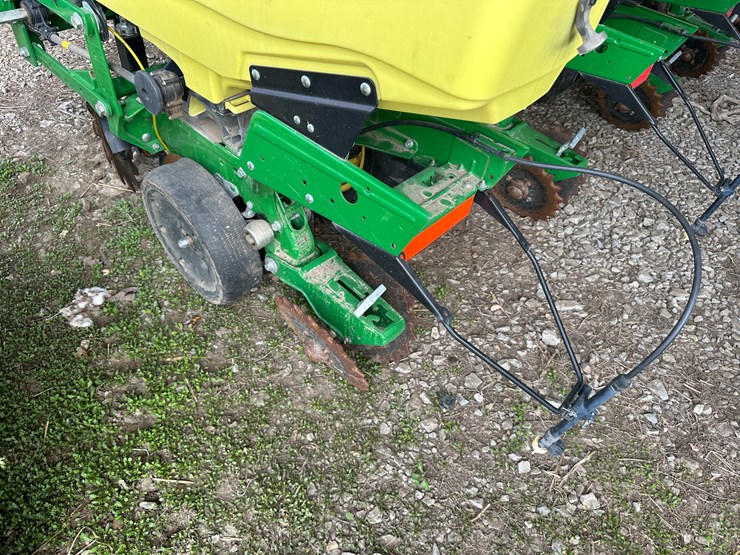 john-deere-1725-image-36