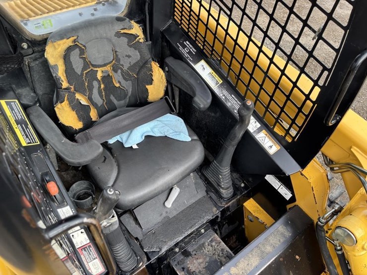 2006-john-deere-322-image-19