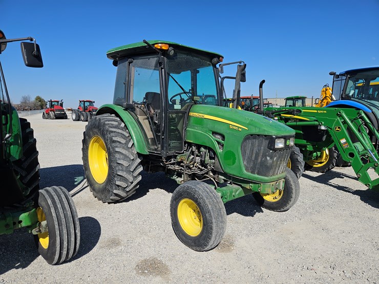 2011-john-deere-5085m-image-1
