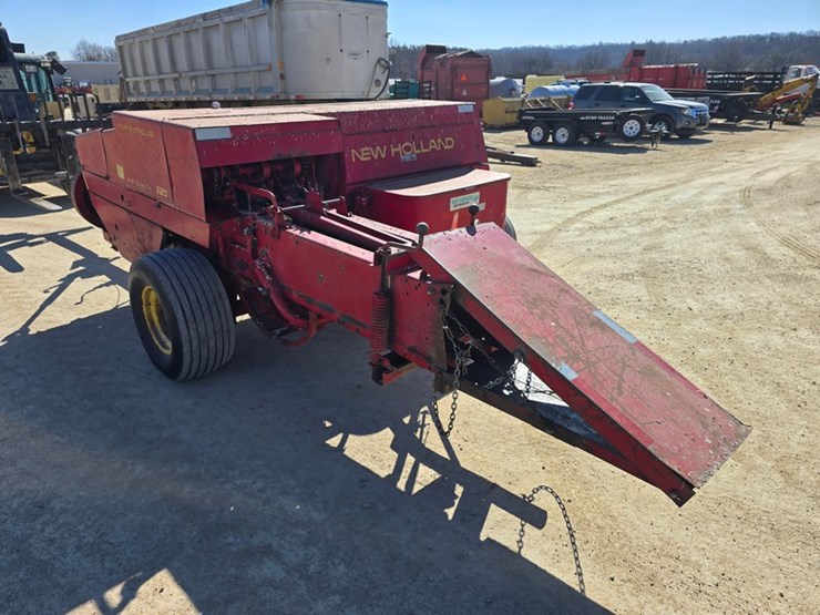 new-holland-320-image-3