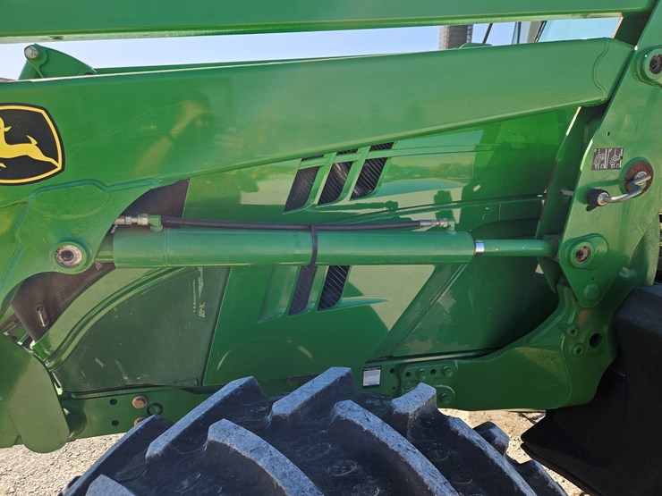 2014-john-deere-6140m-image-21