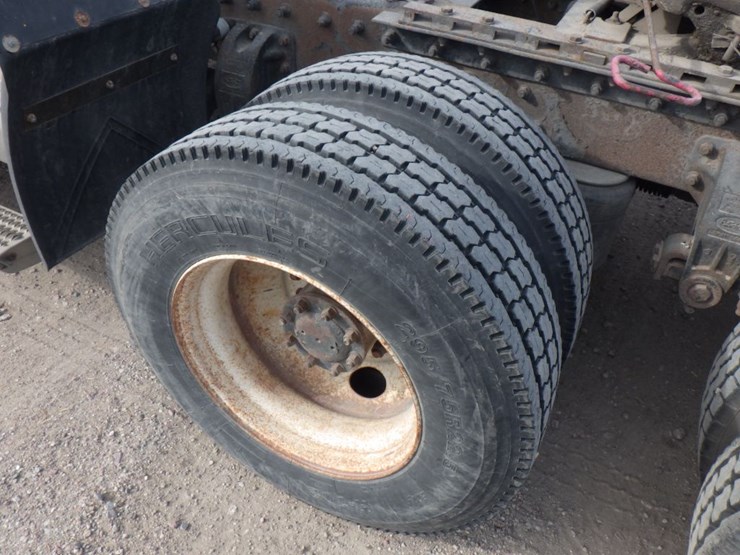 2001-peterbilt-387-image-13