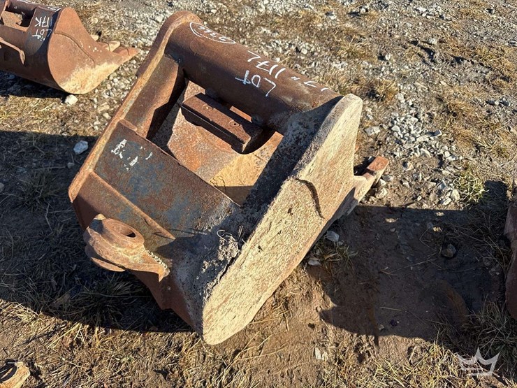17in.-tooth-excavator-bucket-image-2