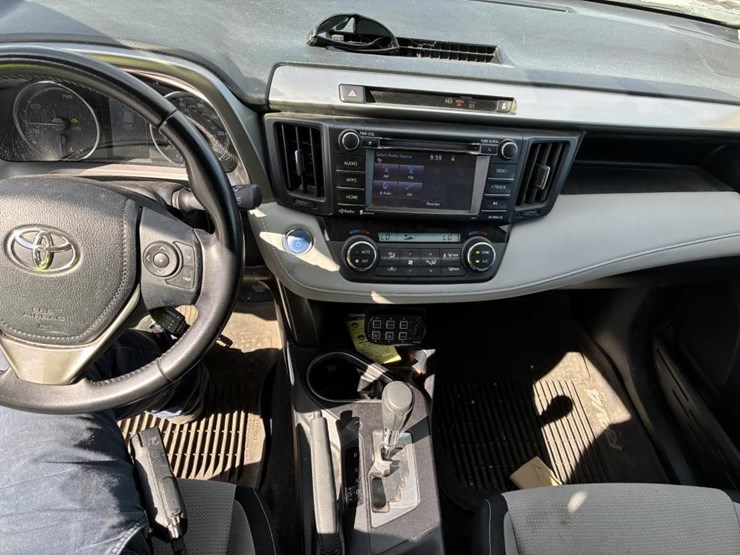 2016-toyota-rav4-image-16