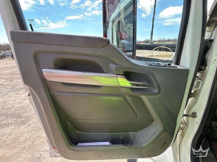 2015-kenworth-t880-image-15