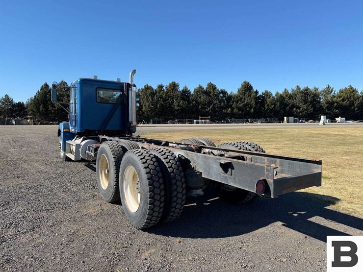 1995-freightliner-fld112-image-3