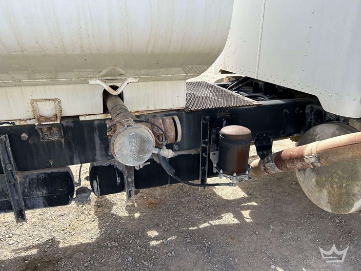 2001-peterbilt-330-image-30