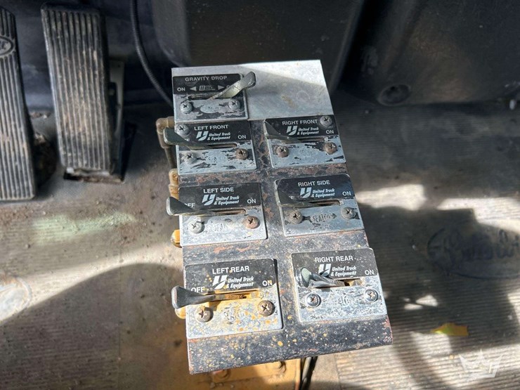 2001-peterbilt-330-image-20