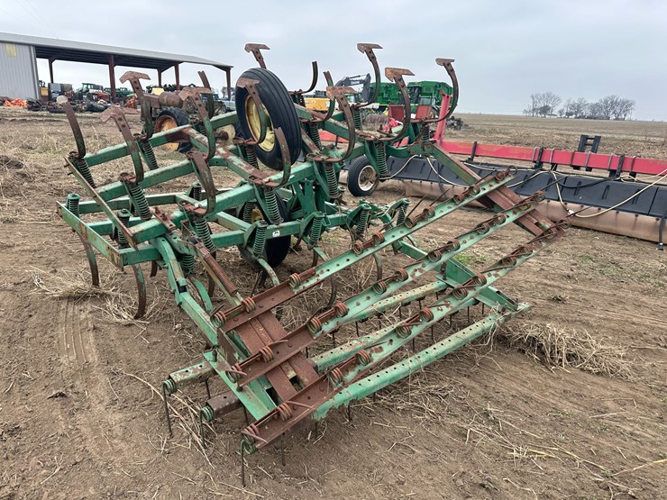 #40119-•-lot-of-(2)-7'-john-deere-cultivator-wings-image-4