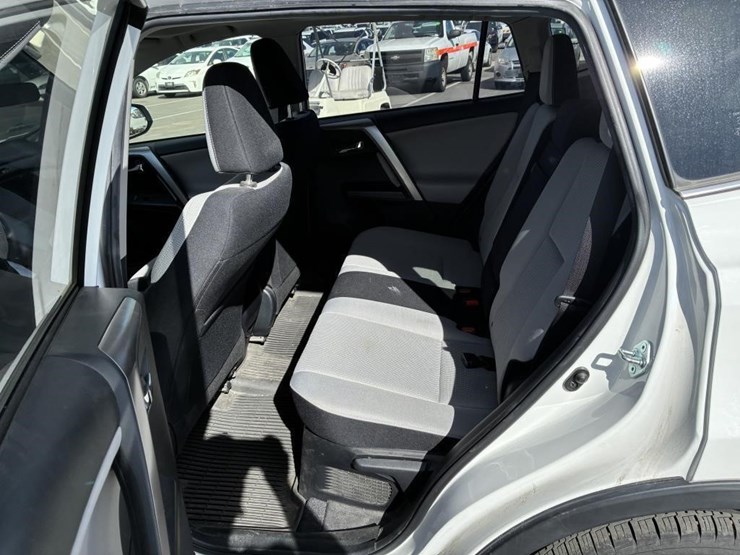 2016-toyota-rav4-image-12