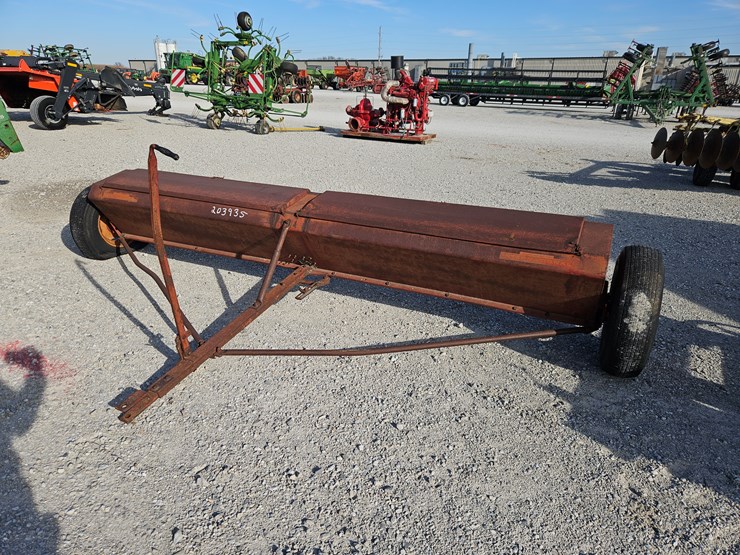 #203935-•-international-fert-spreader-image-8