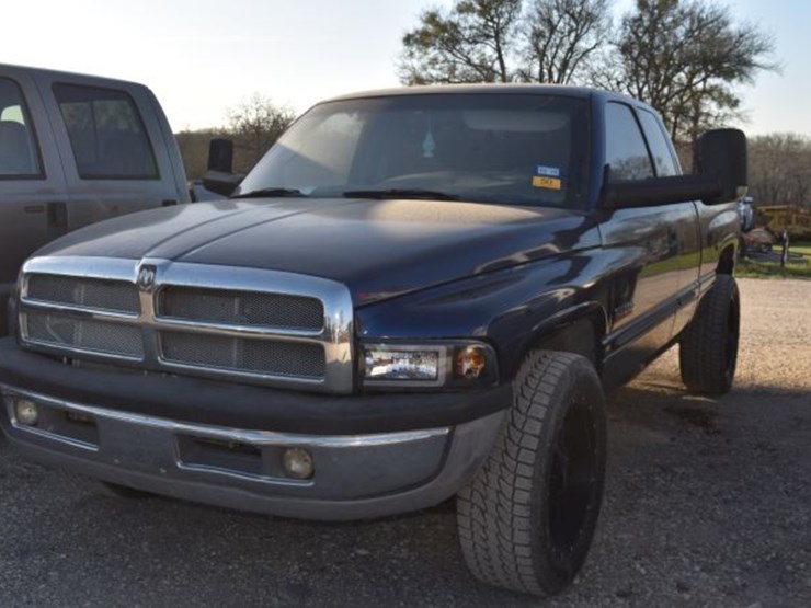 2001-dodge-2500-image-1