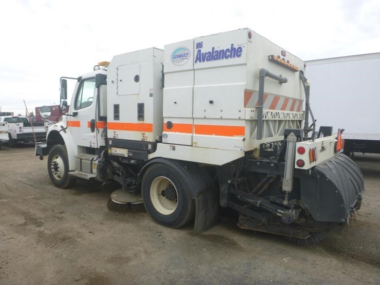 2017-freightliner-m2-106-image-4