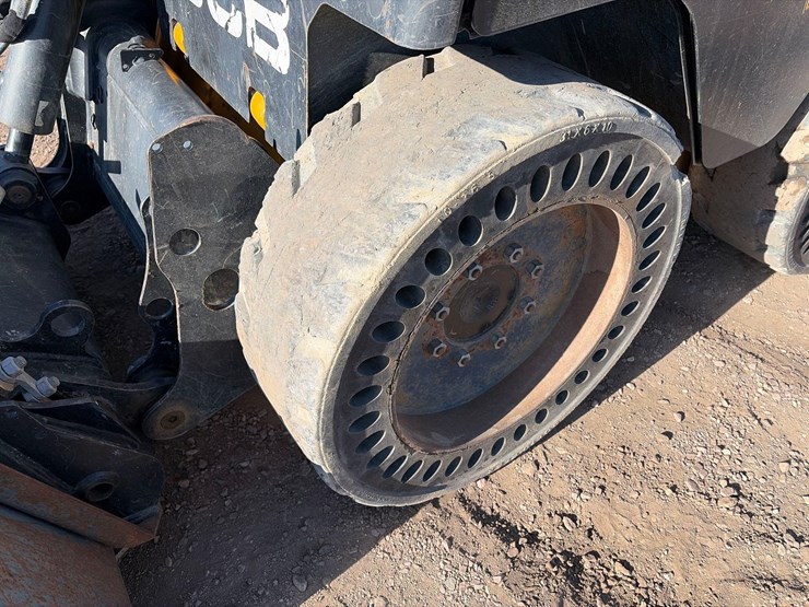 2016-jcb-135-image-23