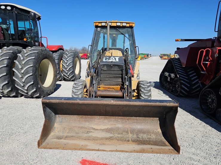 2004-caterpillar-420d-image-2