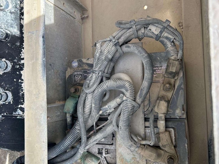 2001-peterbilt-330-image-23