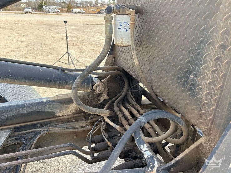 2012-peterbilt-337-image-32