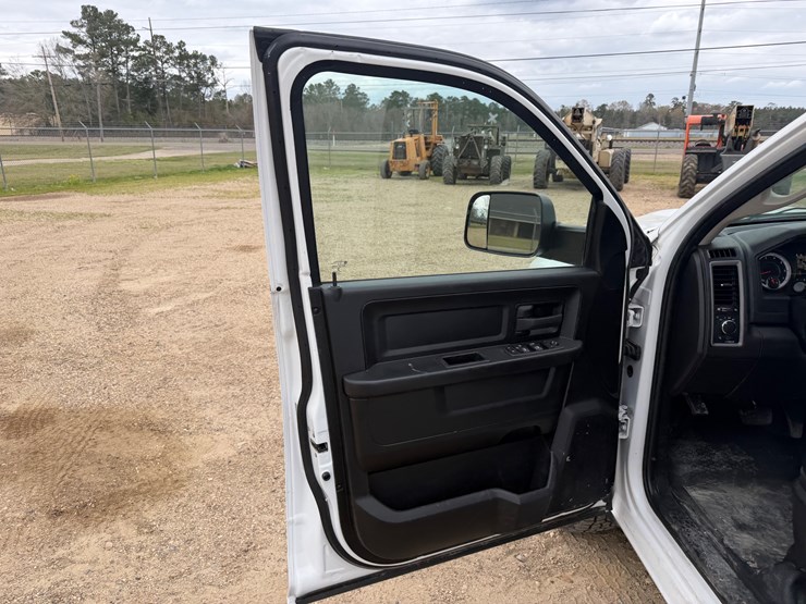 2022-ram-1500-classic-image-9