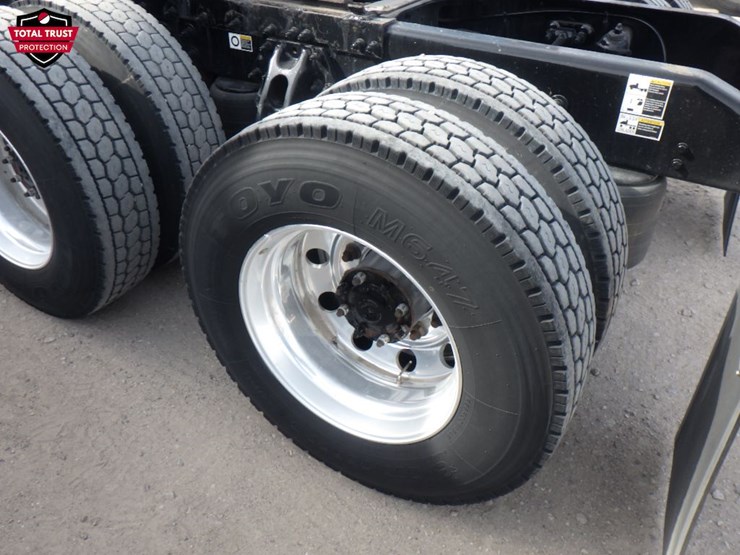 2023-peterbilt-579-image-14