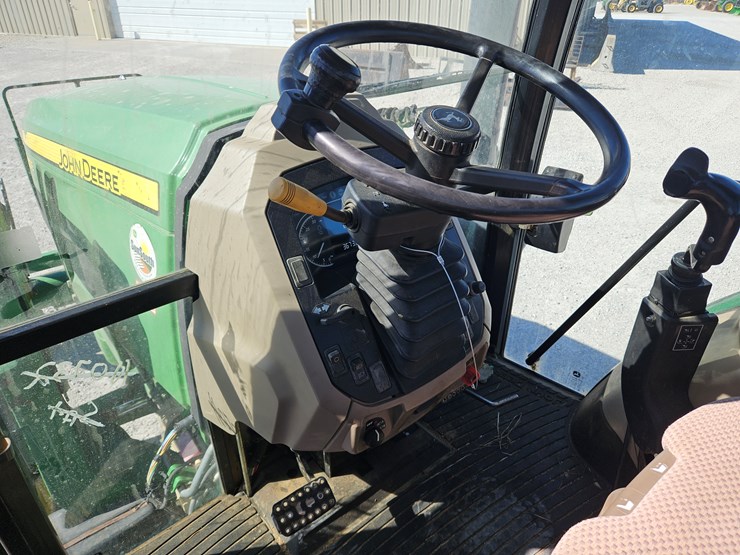 2015-john-deere-6105e-image-12