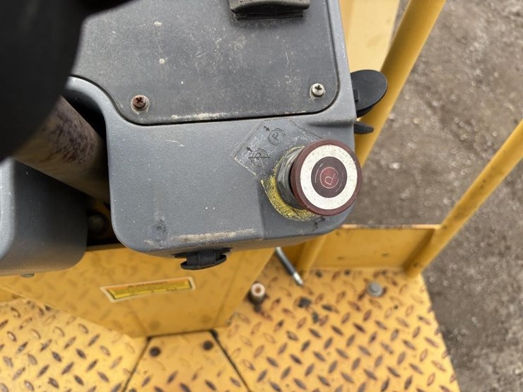 caterpillar-cb24-image-21