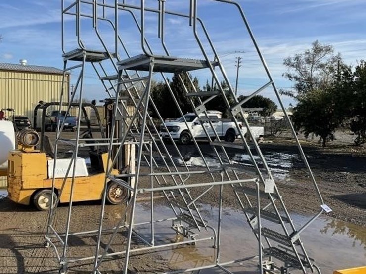 u-line-8.5'-portable-steel-step-ladder-image-4