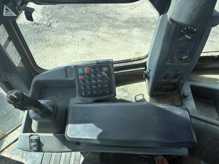 2018-deere-624k-image-17