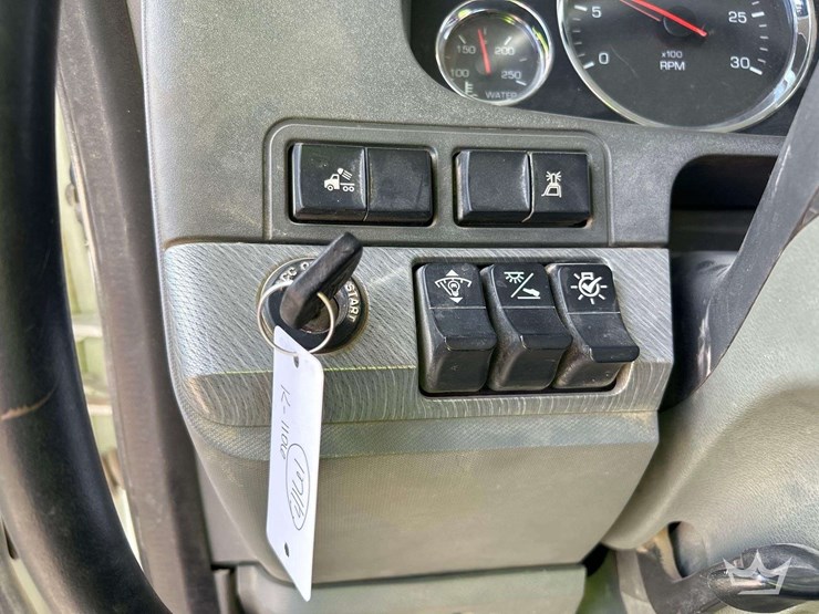 2015-kenworth-t880-image-18