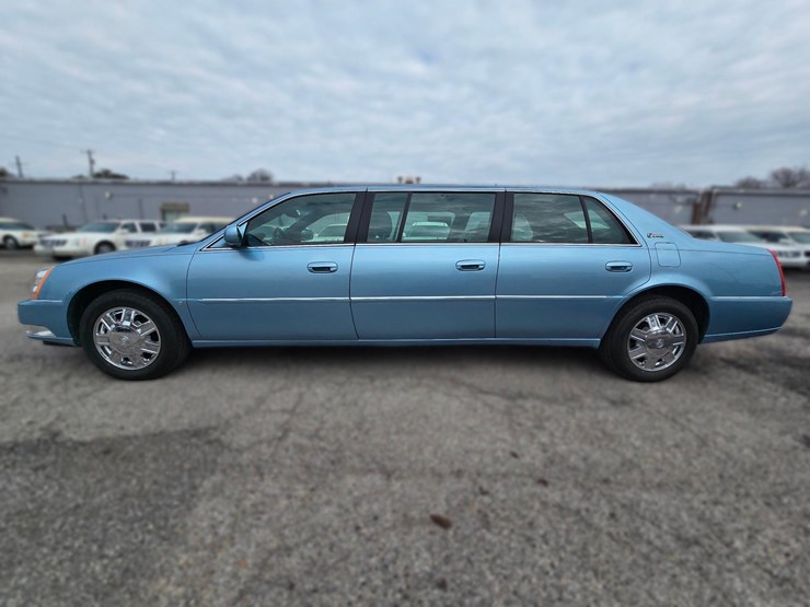 2006-cadillac-gm-superior-coach-6-door-limousine---only-21,567-miles-image-1