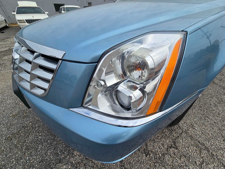 2006-cadillac-gm-superior-coach-6-door-limousine---only-21,567-miles-image-7