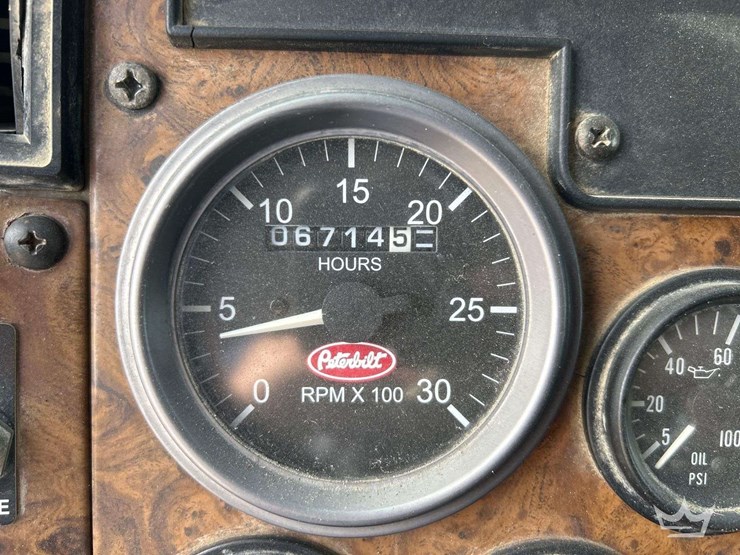 2001-peterbilt-330-image-7