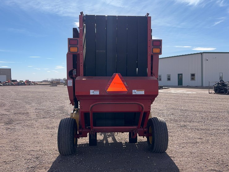 new-holland-br750-image-7