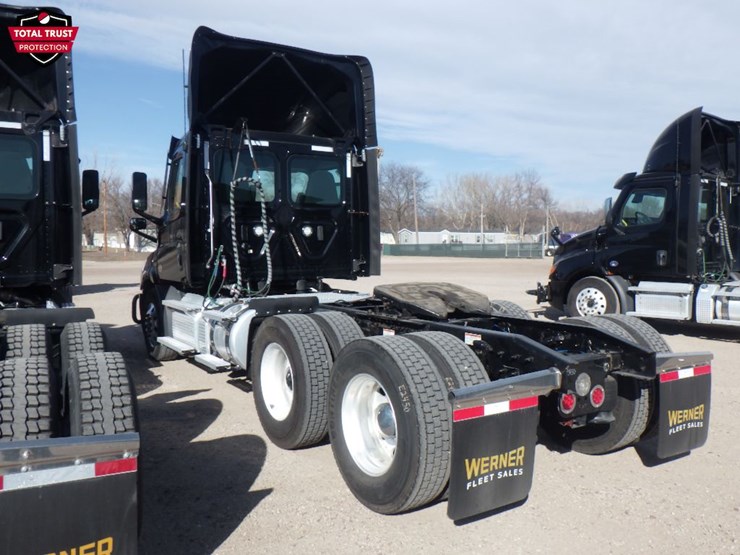 2022-freightliner-cascadia-116-image-11