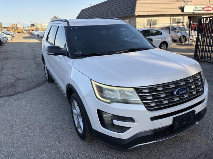 2016-ford-explorer-xlt-image-4