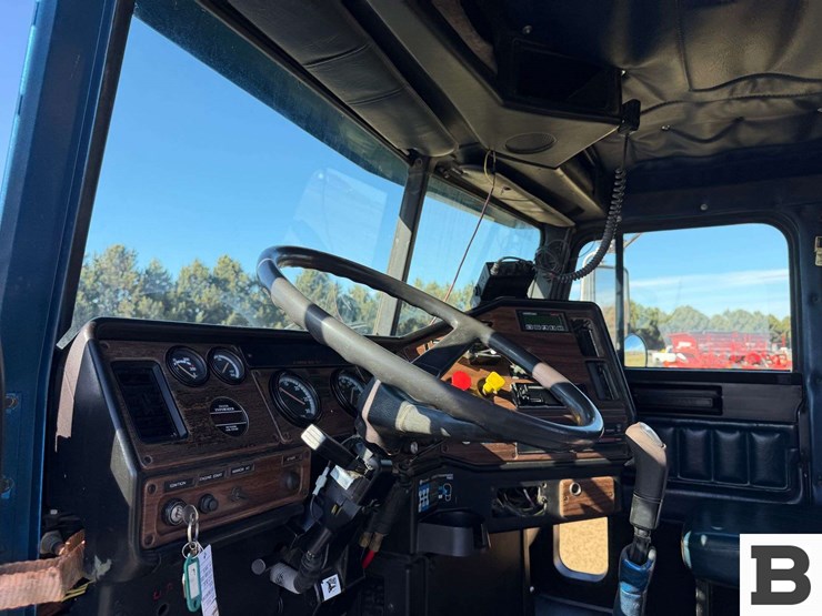 1995-freightliner-fld112-image-46