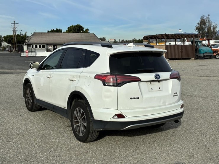 2017-toyota-rav4-image-4