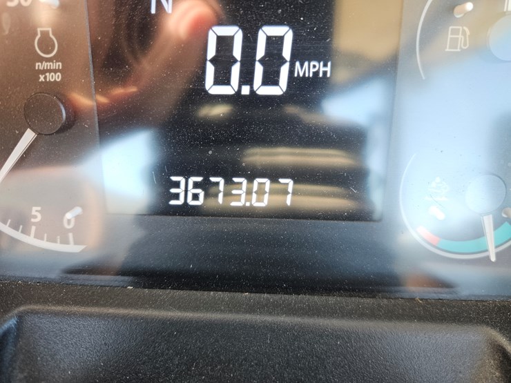 2015-john-deere-6105e-image-13