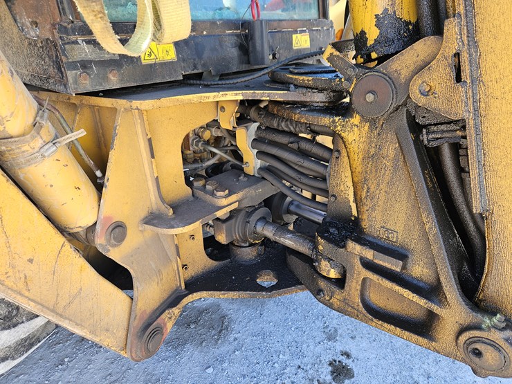 2004-caterpillar-420d-image-18