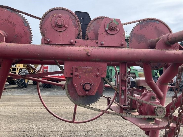 custom-28'-implement-carrier-image-8