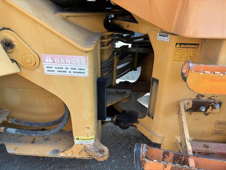 2015-case-570l-xt-image-11