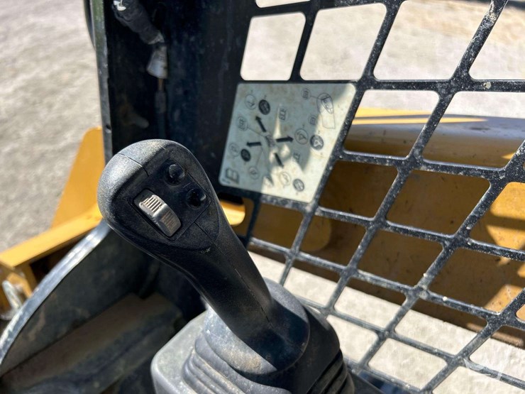 2023-caterpillar-259d3-image-17