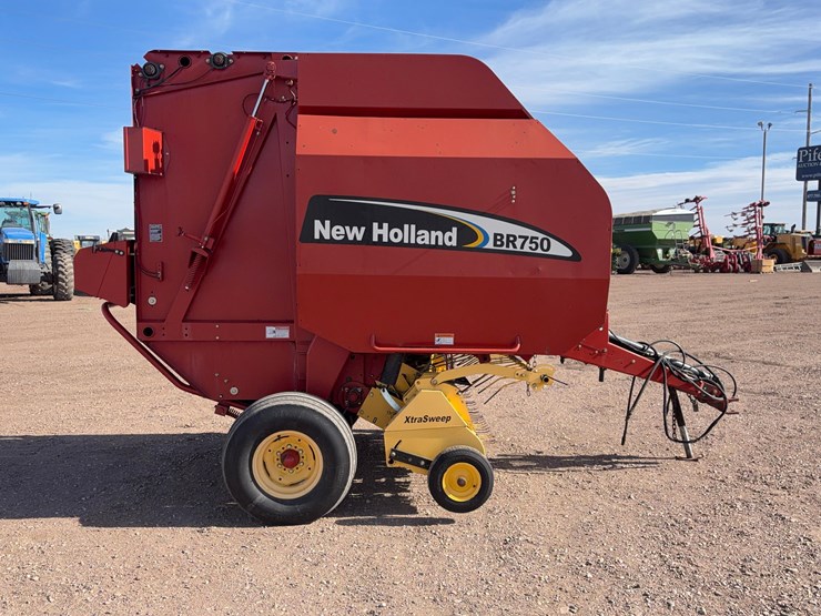 new-holland-br750-image-5