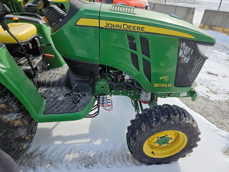 2017-john-deere-3033r-image-16