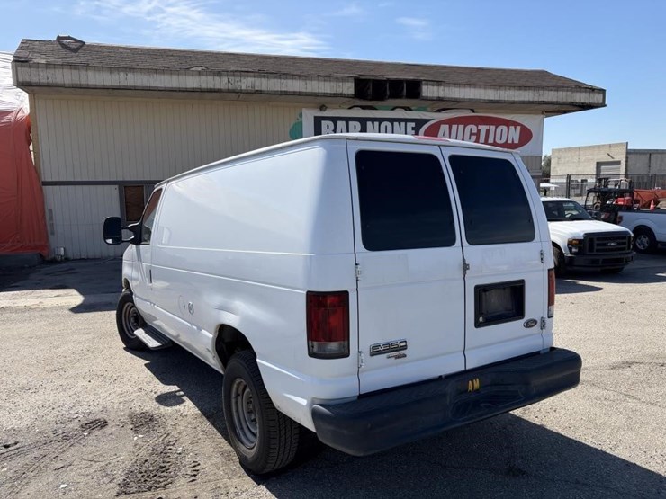 2013-ford-e350-image-4