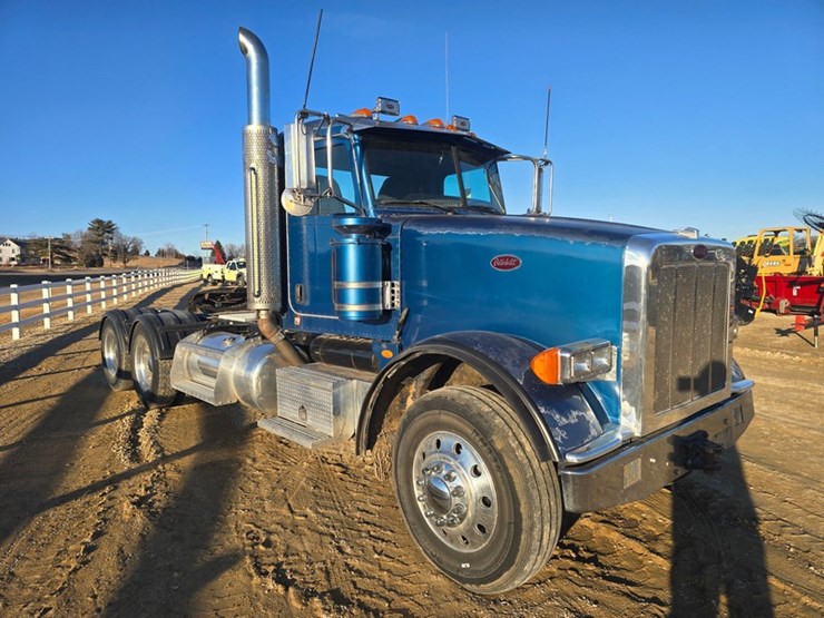 2010-peterbilt-367-image-9