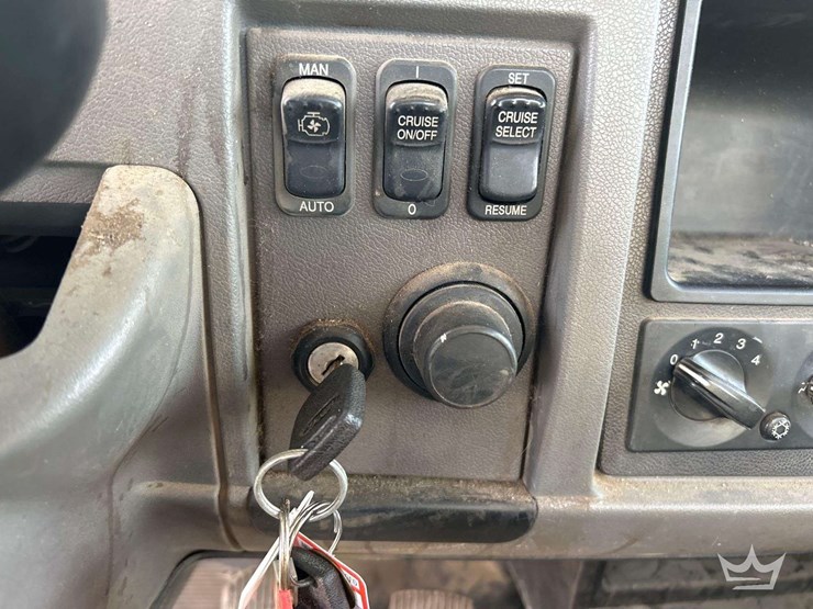 2015-peterbilt-337-image-18