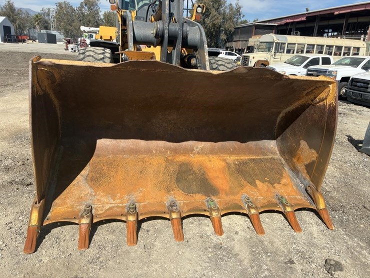 2018-deere-624k-image-7